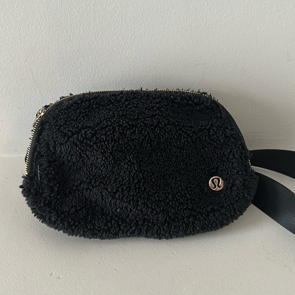 Lululemon everywhere belt bag black Sherpa